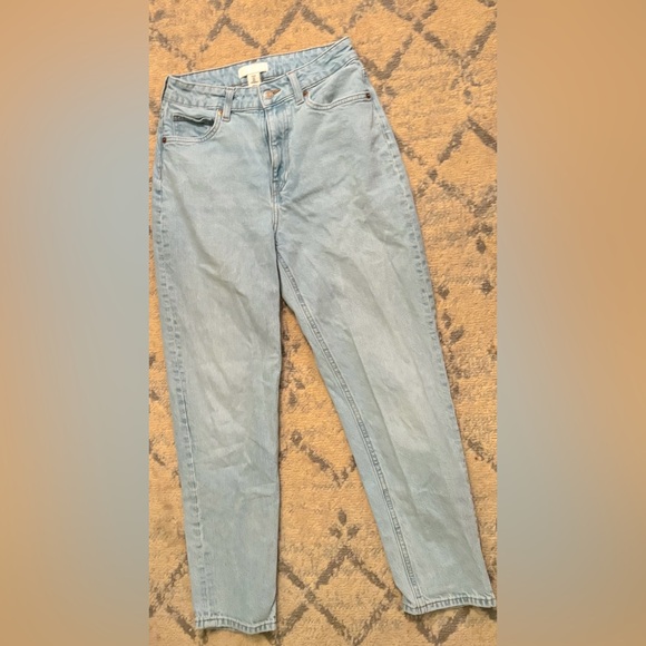H&M Straight Leg High Wasted Mom Jean! Excellent Comdition! Size 6. - Picture 1 of 2